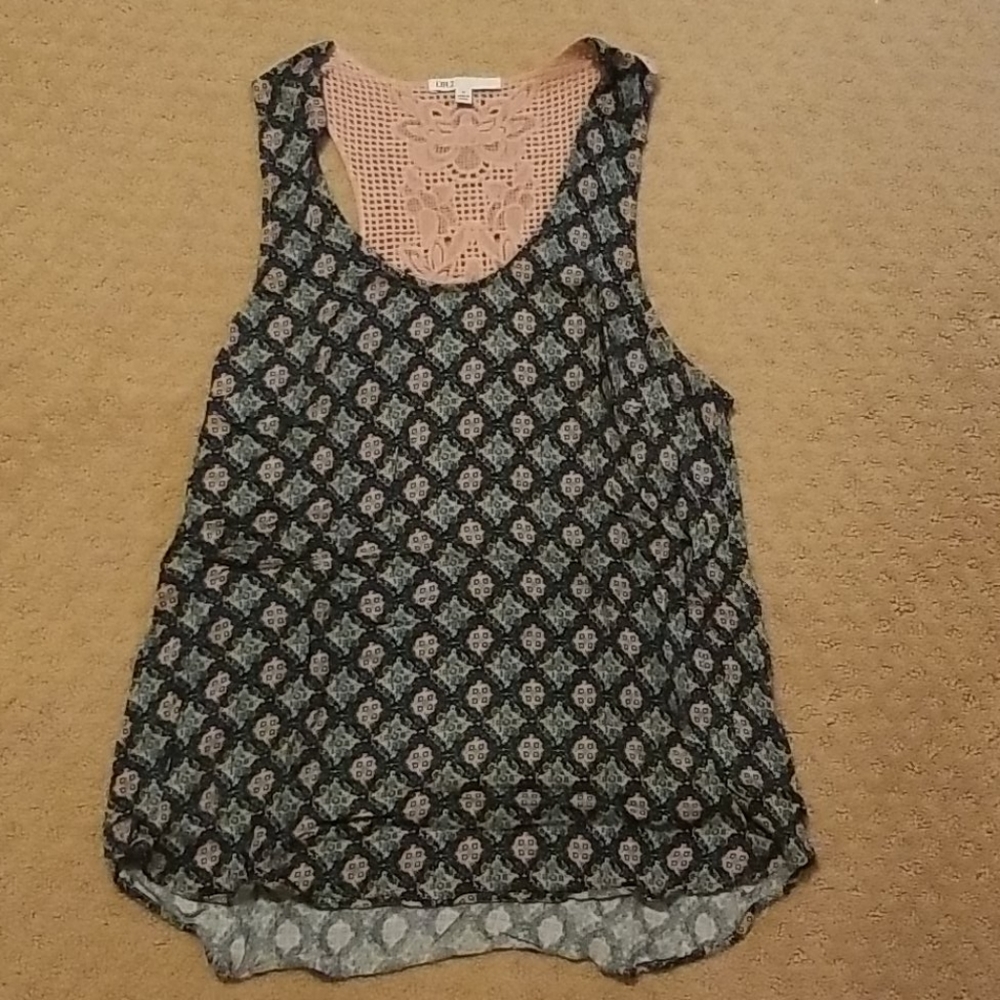 3/$20 🎉 Cute DR2 tank w/crochet back panel
